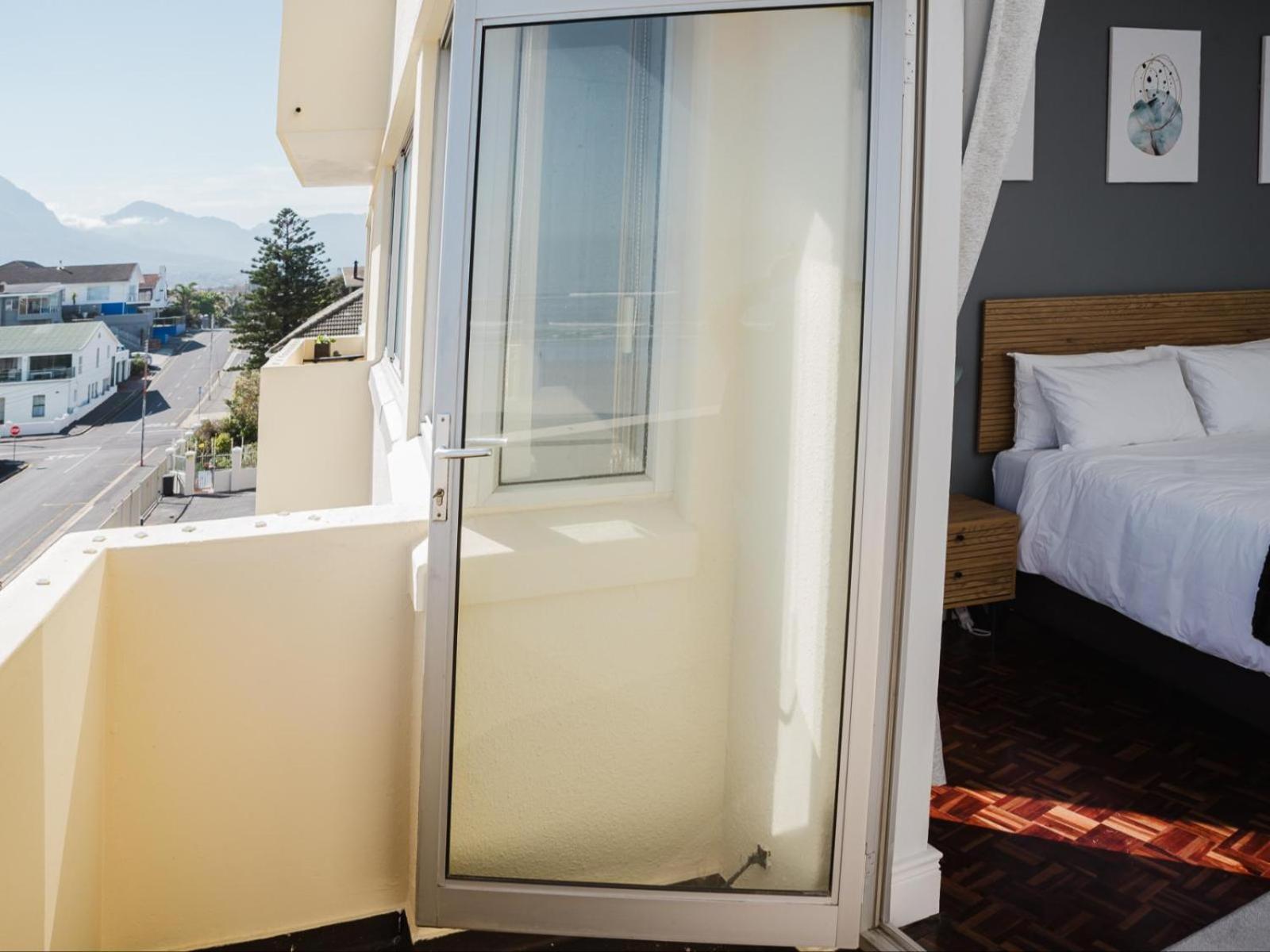 Romilly 32 Beachfront Apartment